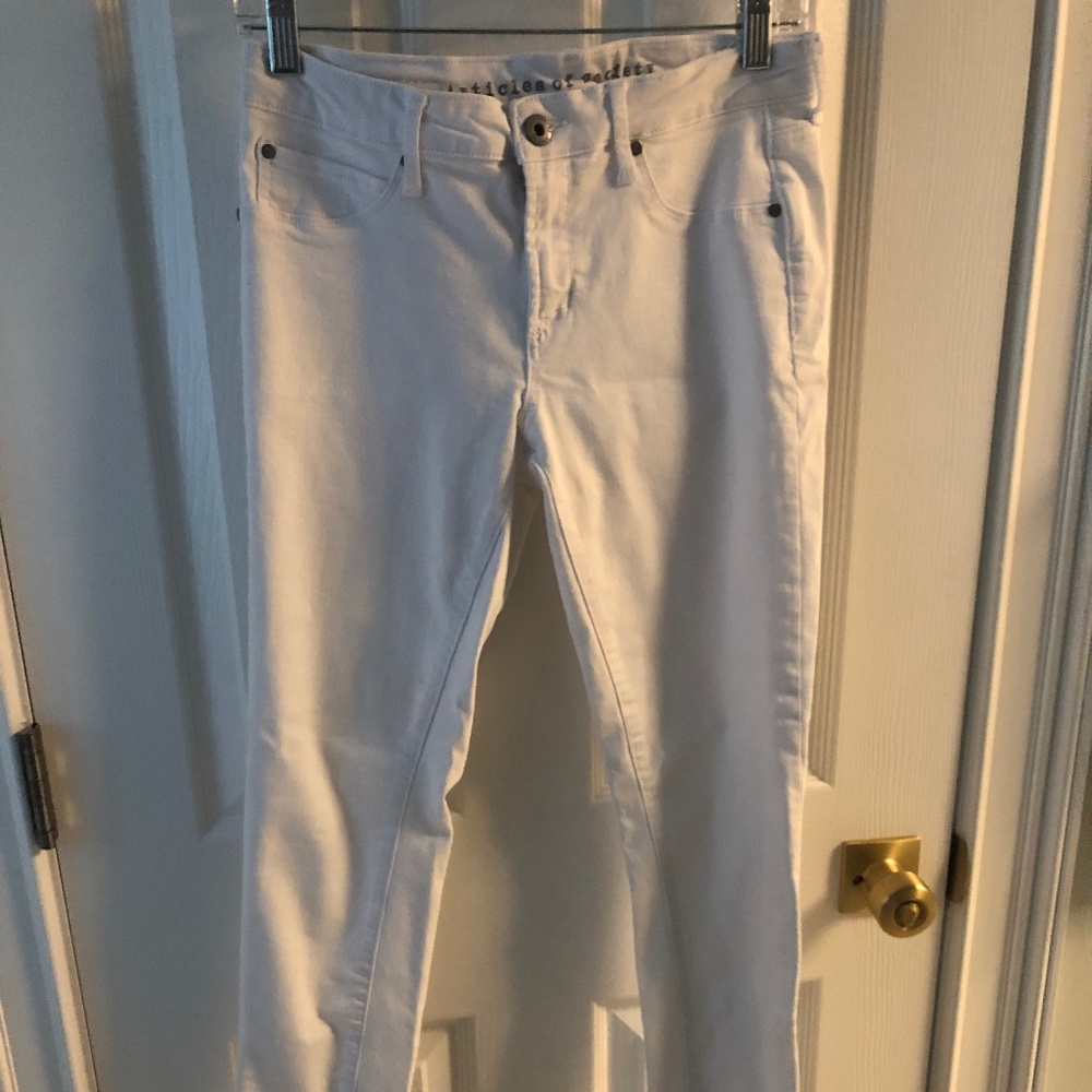 Straight frayed hem white jeans